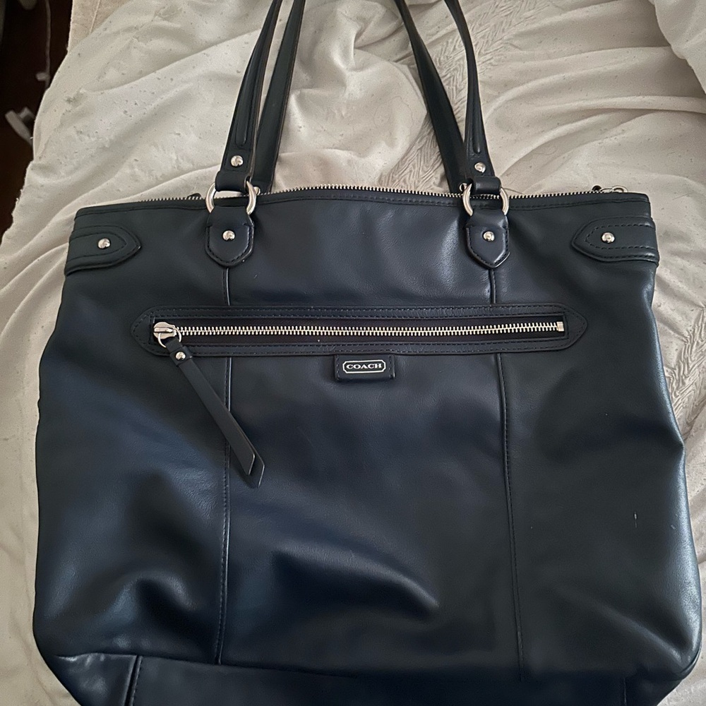 AUTHENTIC COACH TOTE ; perfect size for travel or an everyday bag.